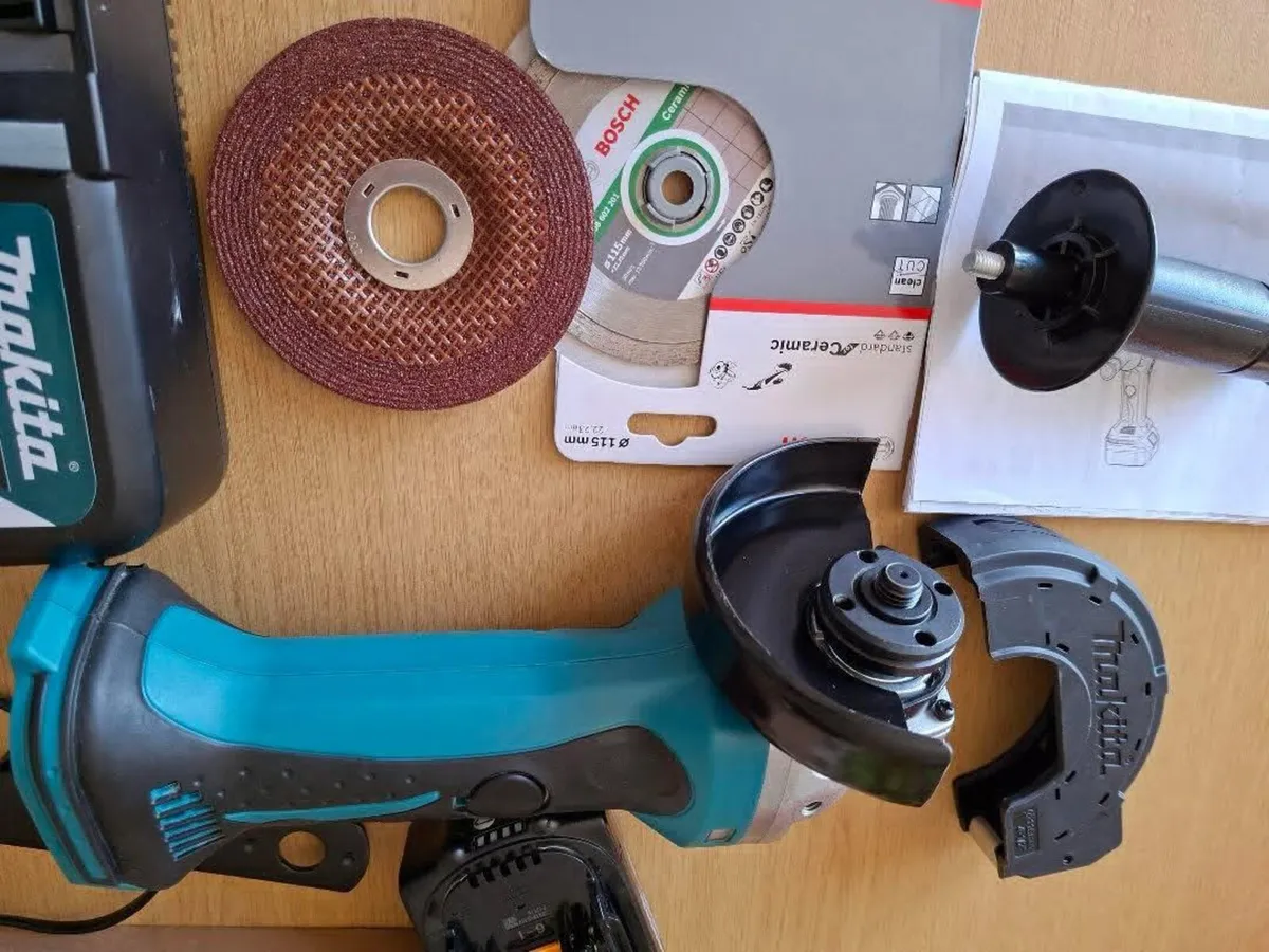 Makita DGA452 18V Angle Grinder Kit + HUGE 6.0Ah B - Image 3