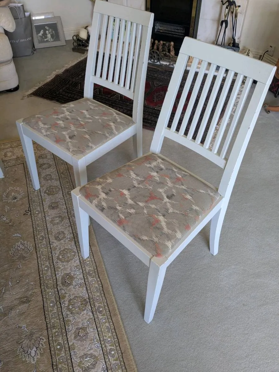 Table and chairs - Image 2