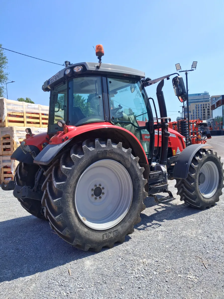 Massey Ferguson 5712 - Image 3