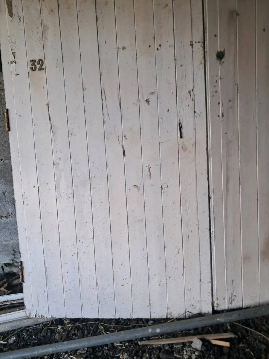Pair of garage doors - Image 2