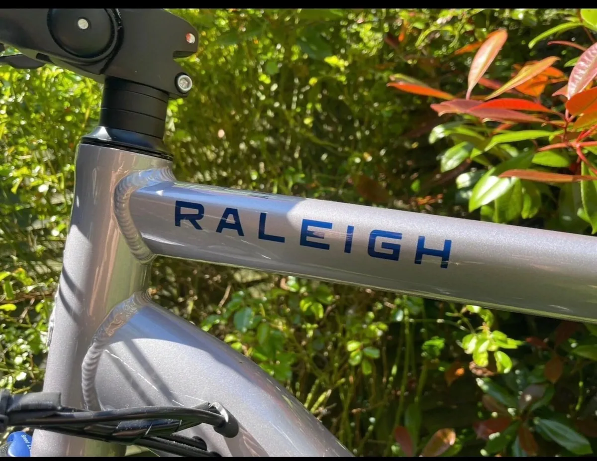 Raleigh Array medium frame men’s hybrid bike - Image 2