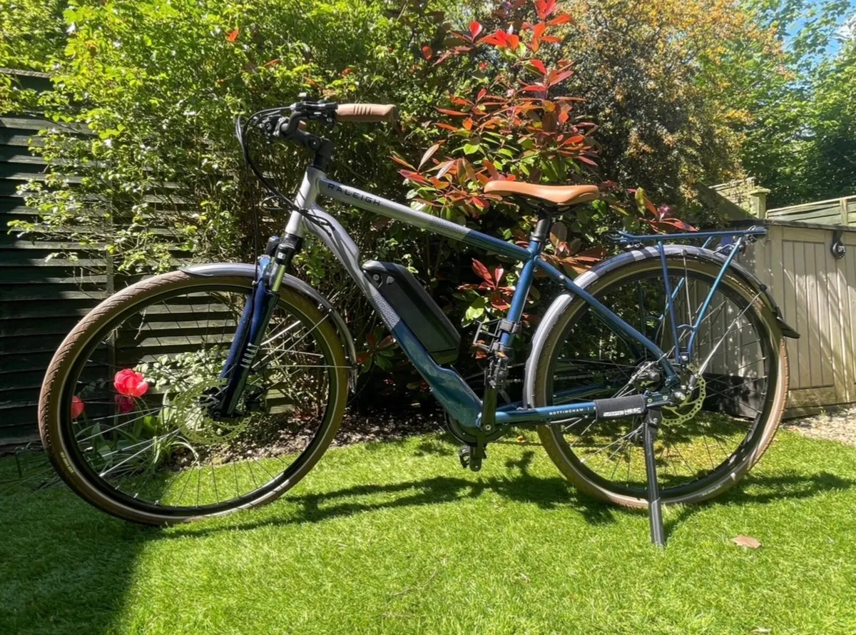 Raleigh Array medium frame men’s hybrid bike - Image 1