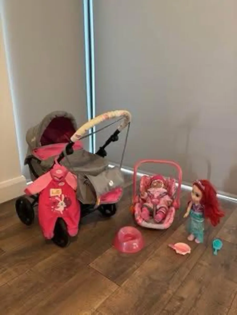 Girl preschool dolls & pushchair play