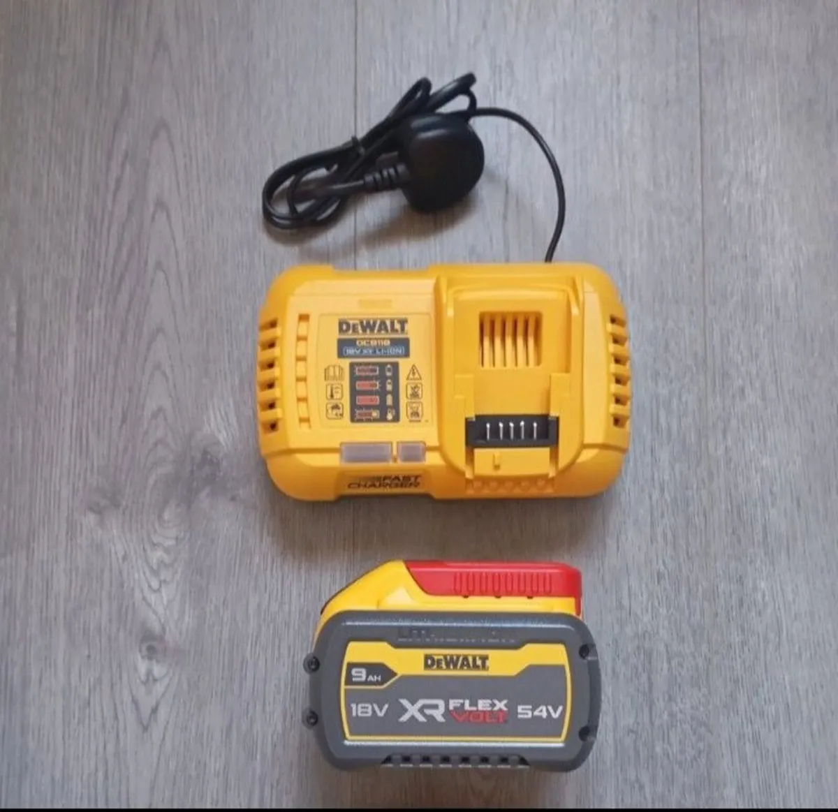 DeWalt 5ah Battery & Charger (New) - Image 2