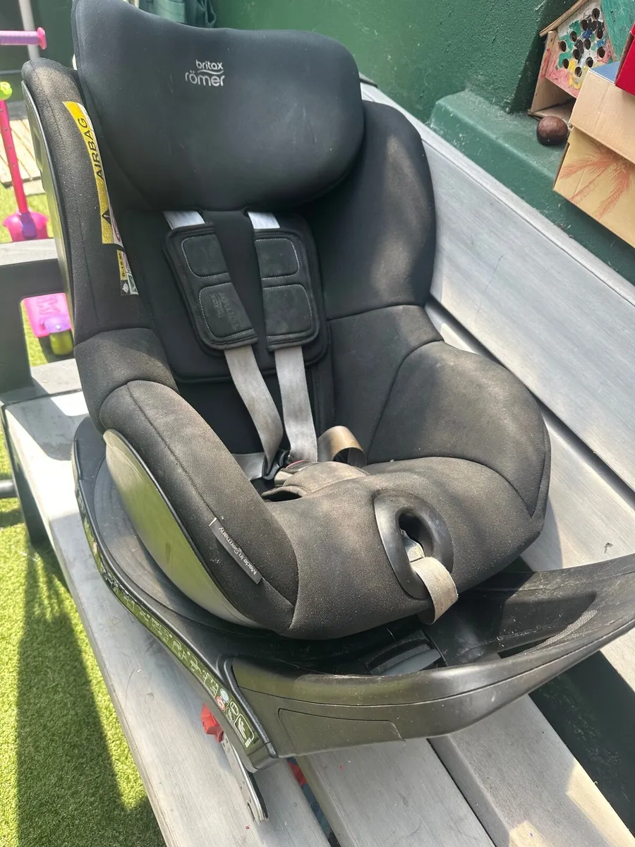 Britax Römer SWINGFIX M i-SIZE Rotating ISOFIX Car - Image 1