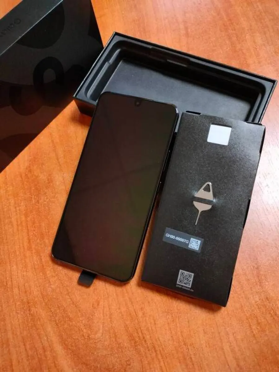 New unused Samsung S22 mobile phone - Image 1