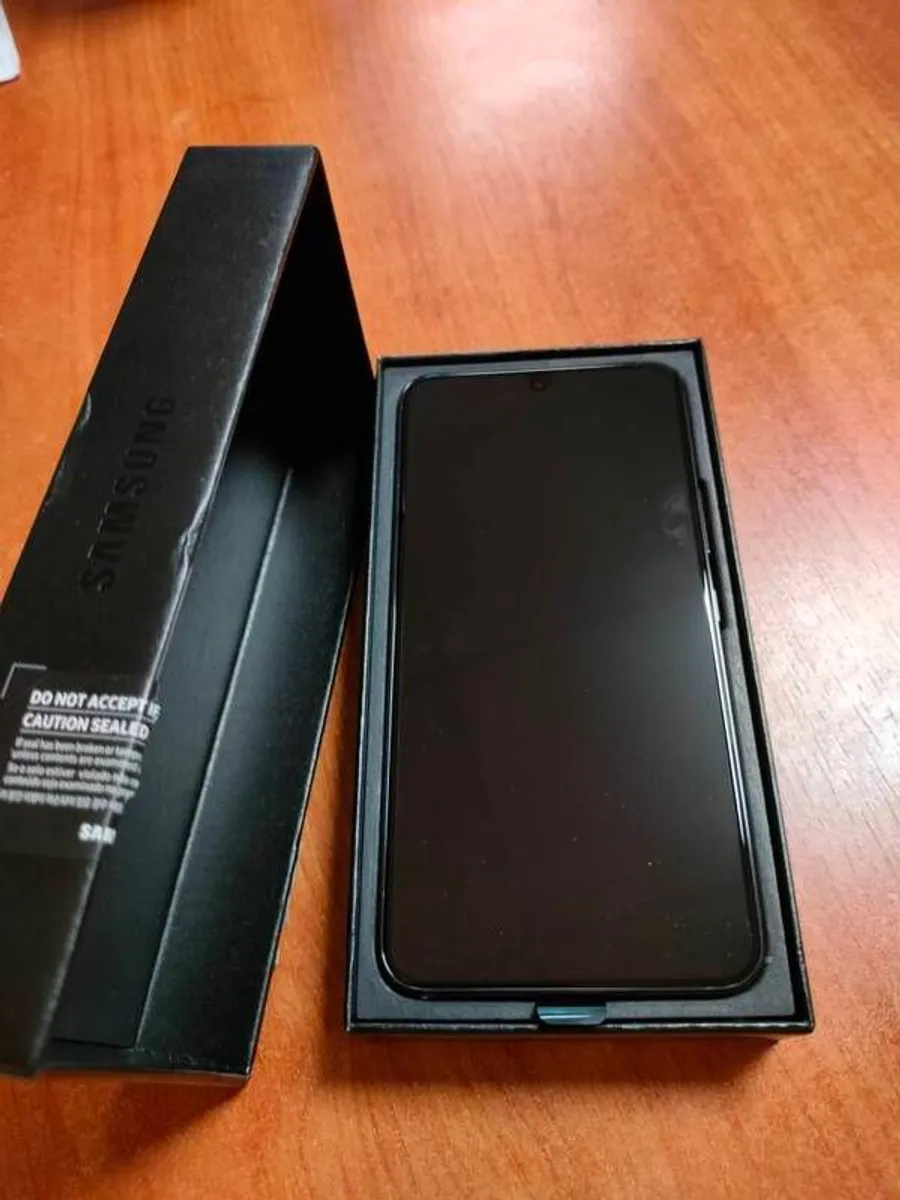 New unused Samsung S22 mobile phone - Image 2