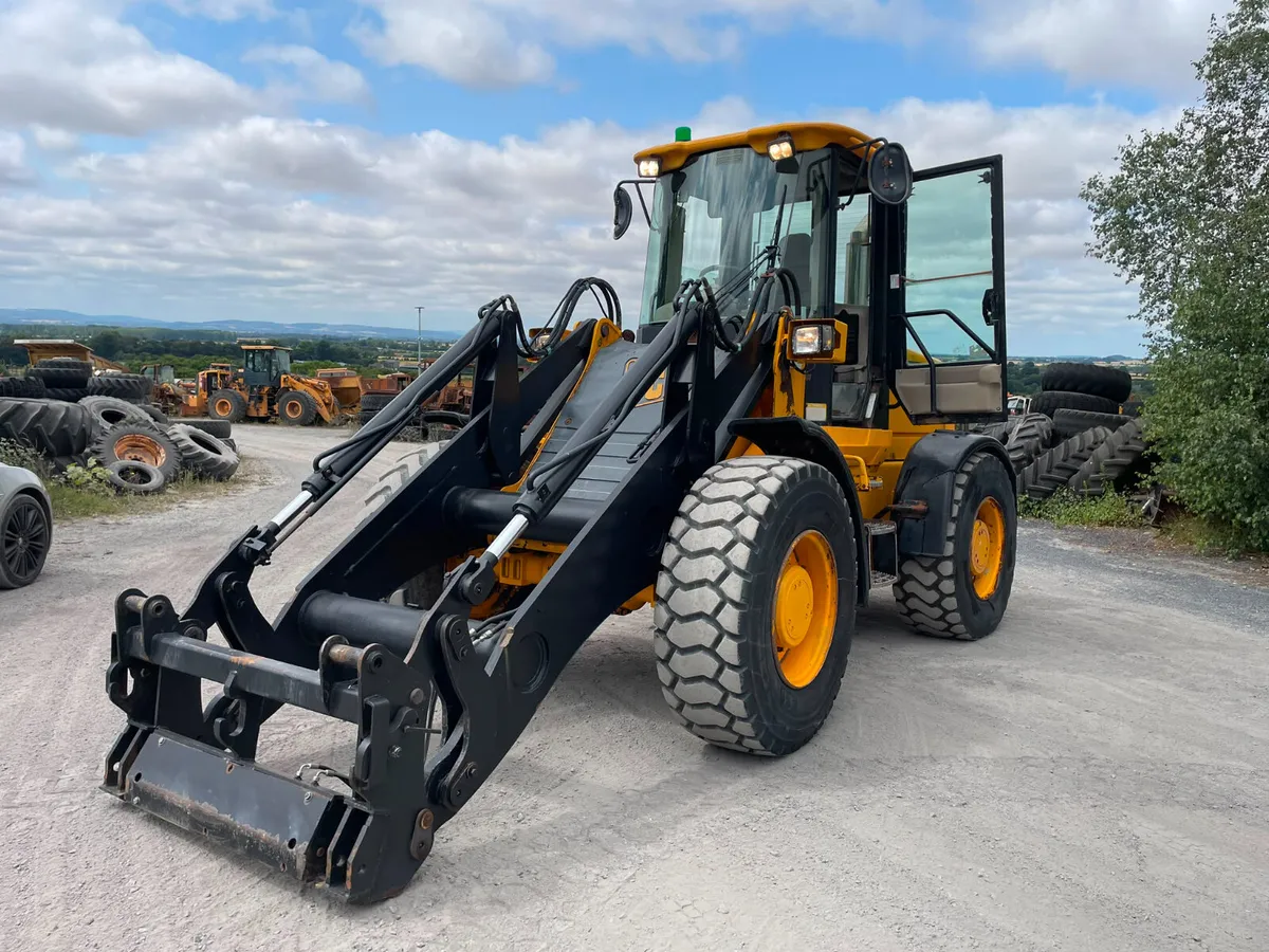 JCB 411 Loading Shovel - Image 1