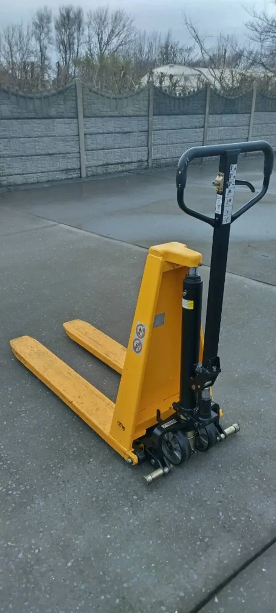 Hand pallet truck - Image 1