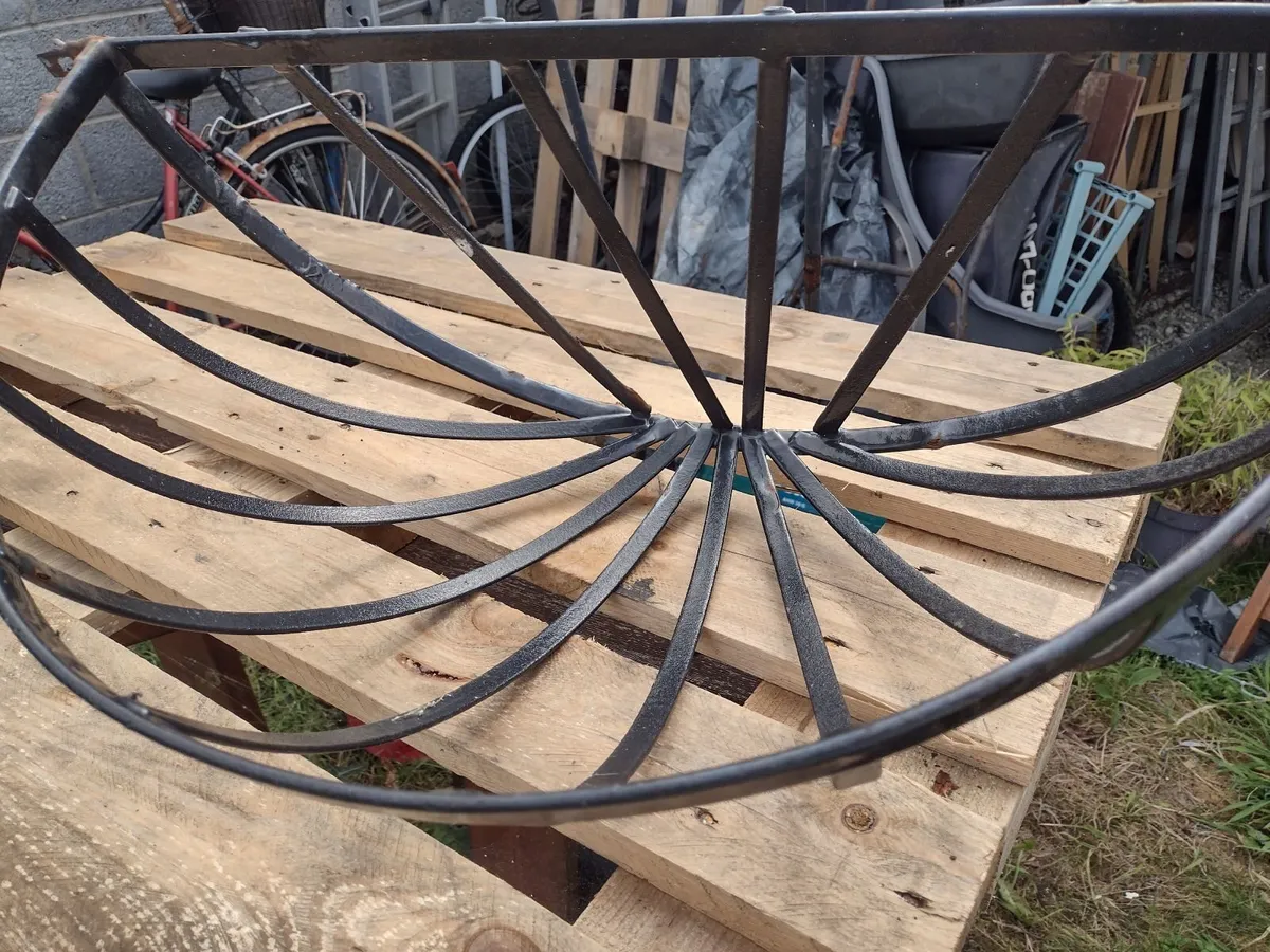Heavy Vintage metal  wall/ balcony planter - Image 3