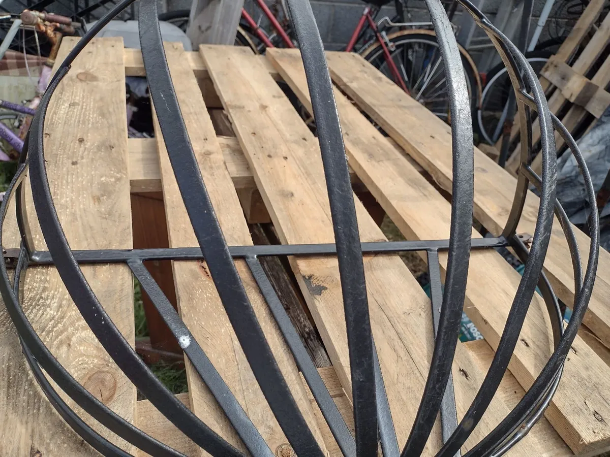 Heavy Vintage metal  wall/ balcony planter - Image 4
