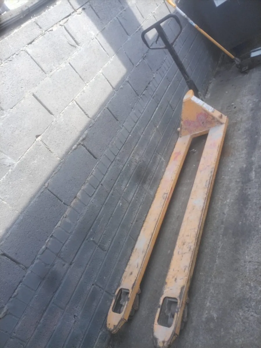 Pallet truck - Image 1
