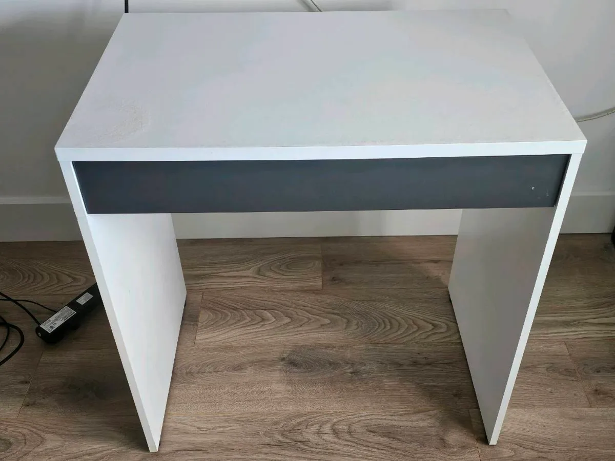 White desk with drawer - Image 1