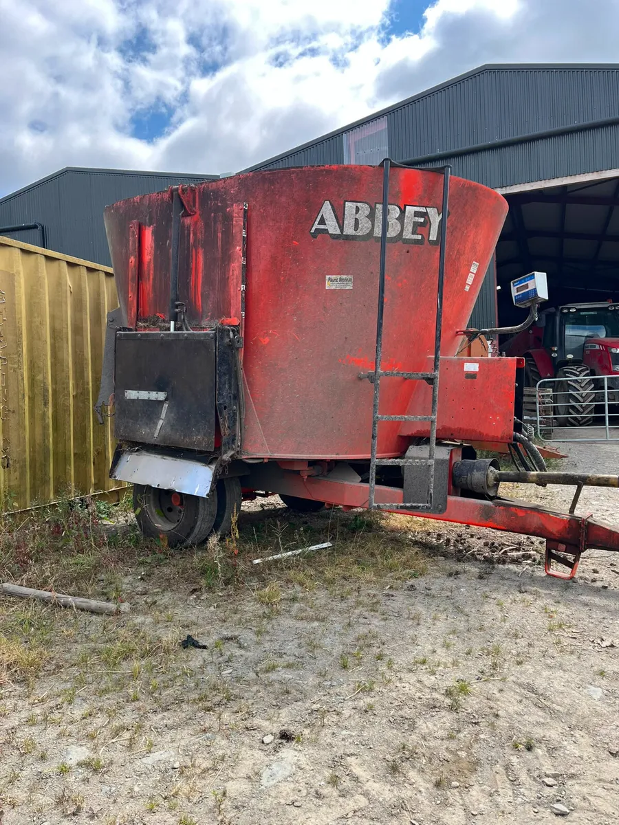 Abbey tub feeder - Image 1