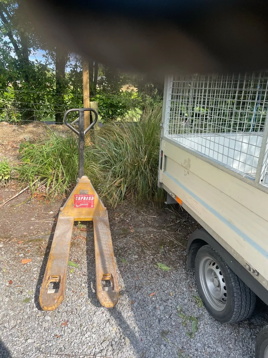 2.2 Ton pallet truck - Image 1