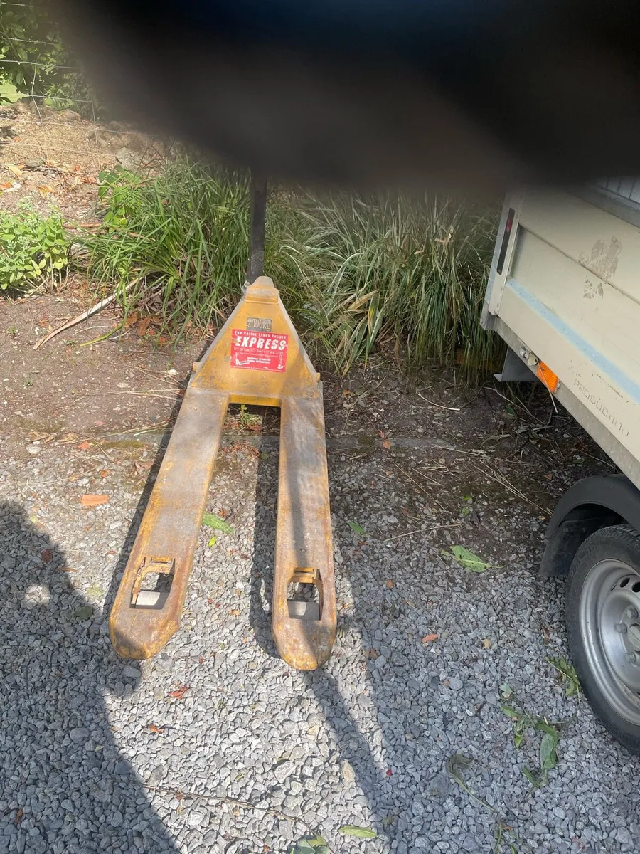 2.2 Ton pallet truck - Image 2
