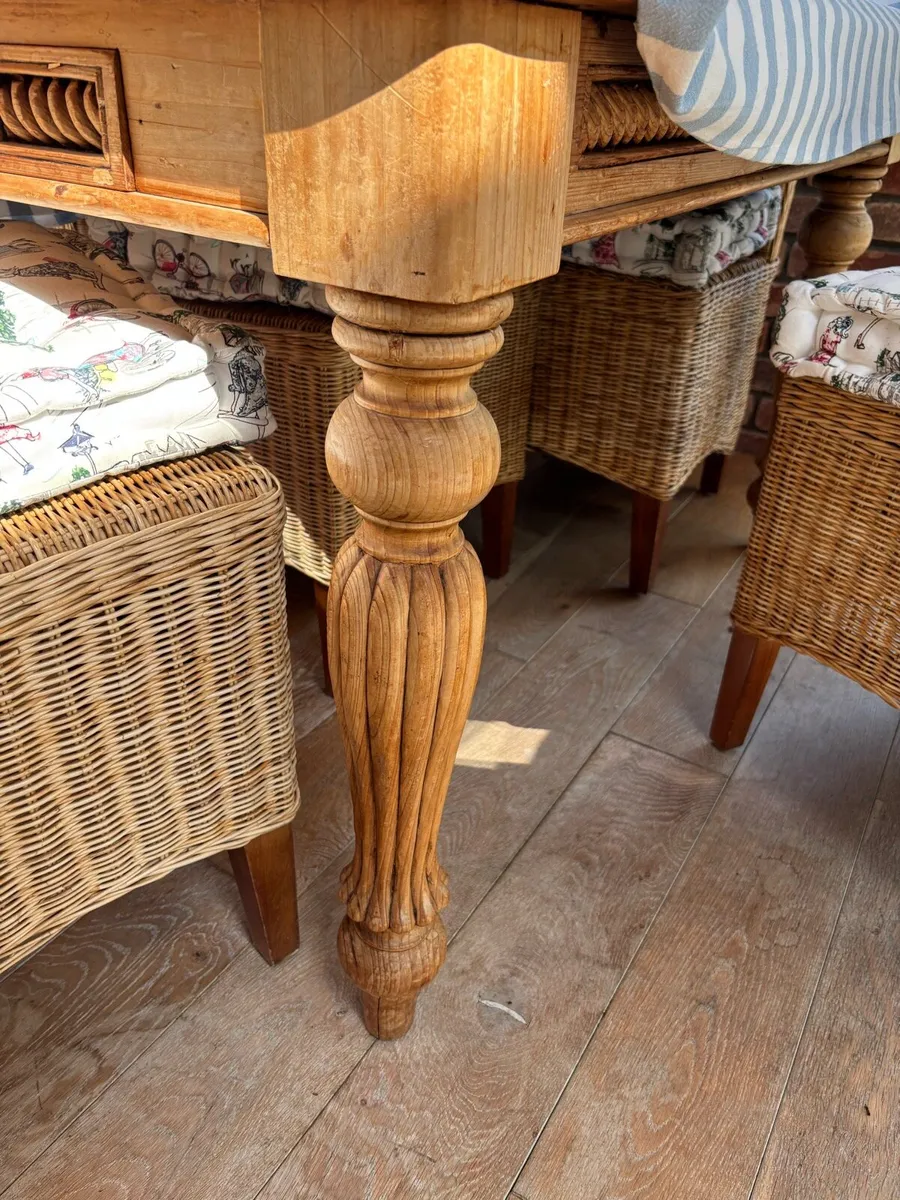 Table and chairs - Image 3