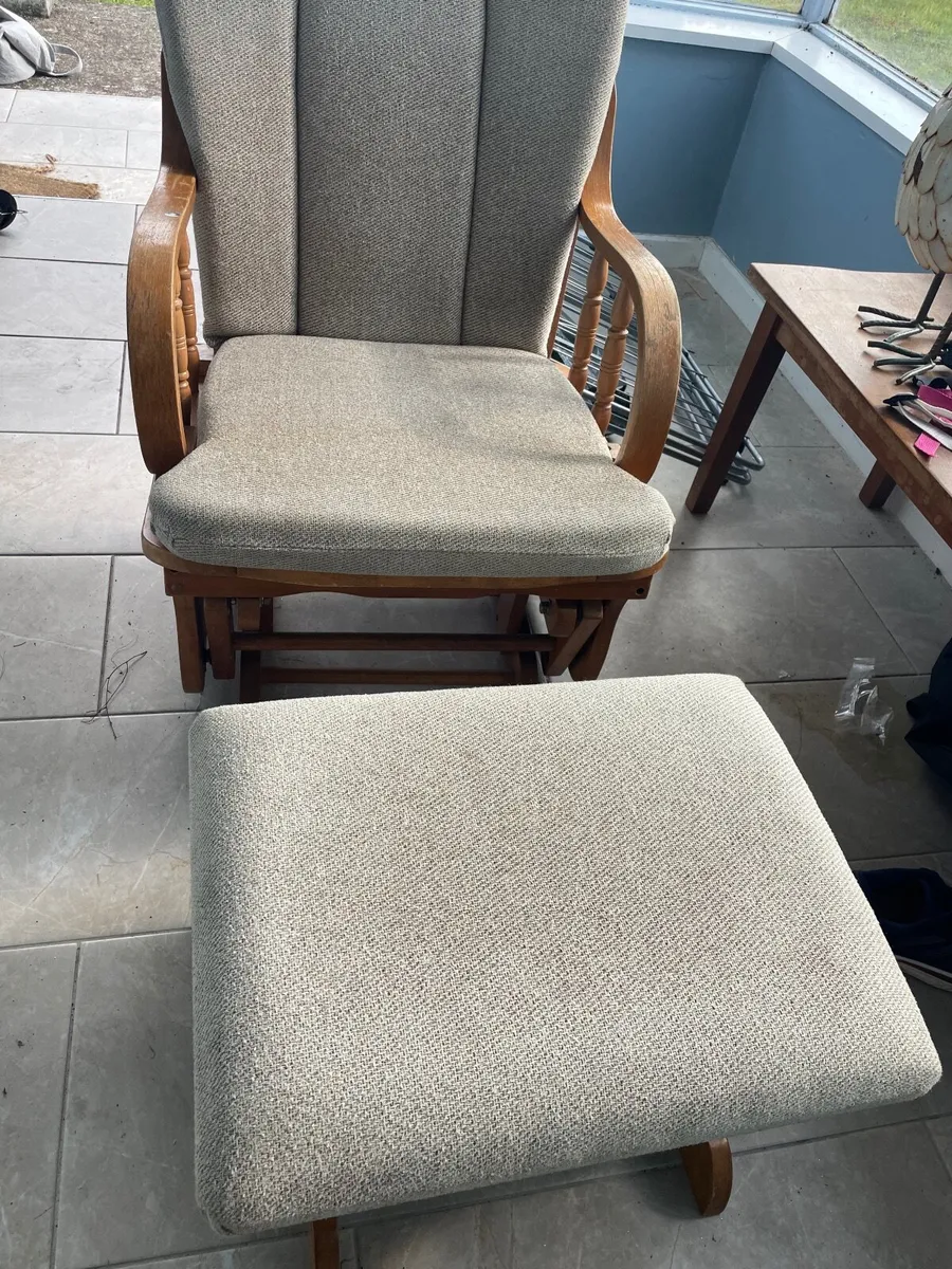 Rocking chair + Foot rest - Image 1