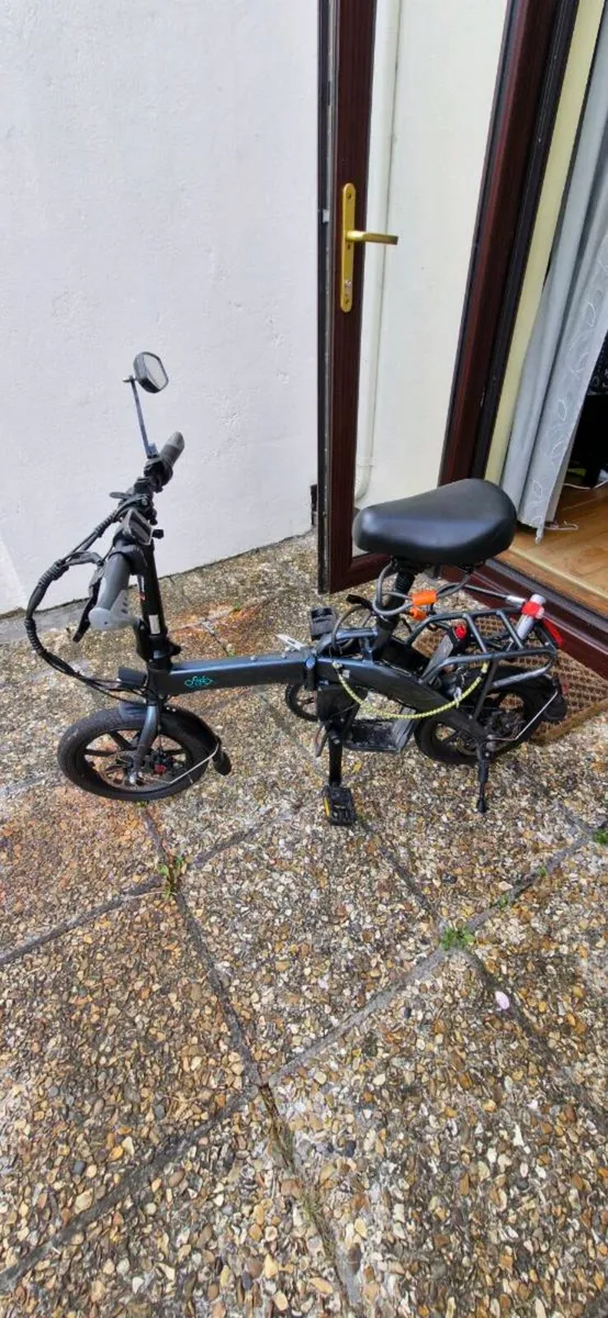 2 Electric bikes (1 fiido)and 1 motocross helmet - Image 2