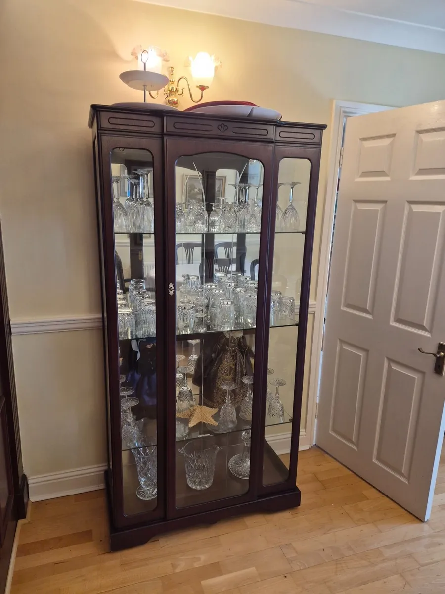 Display cabinet - Image 1