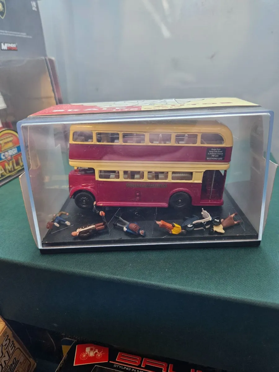 Corgi Bus and Passengers - Image 2