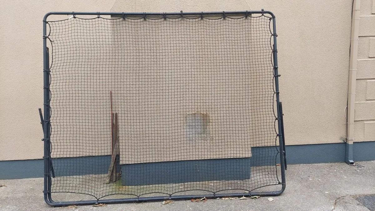 Hurling rebounder and soccer goals - Image 2