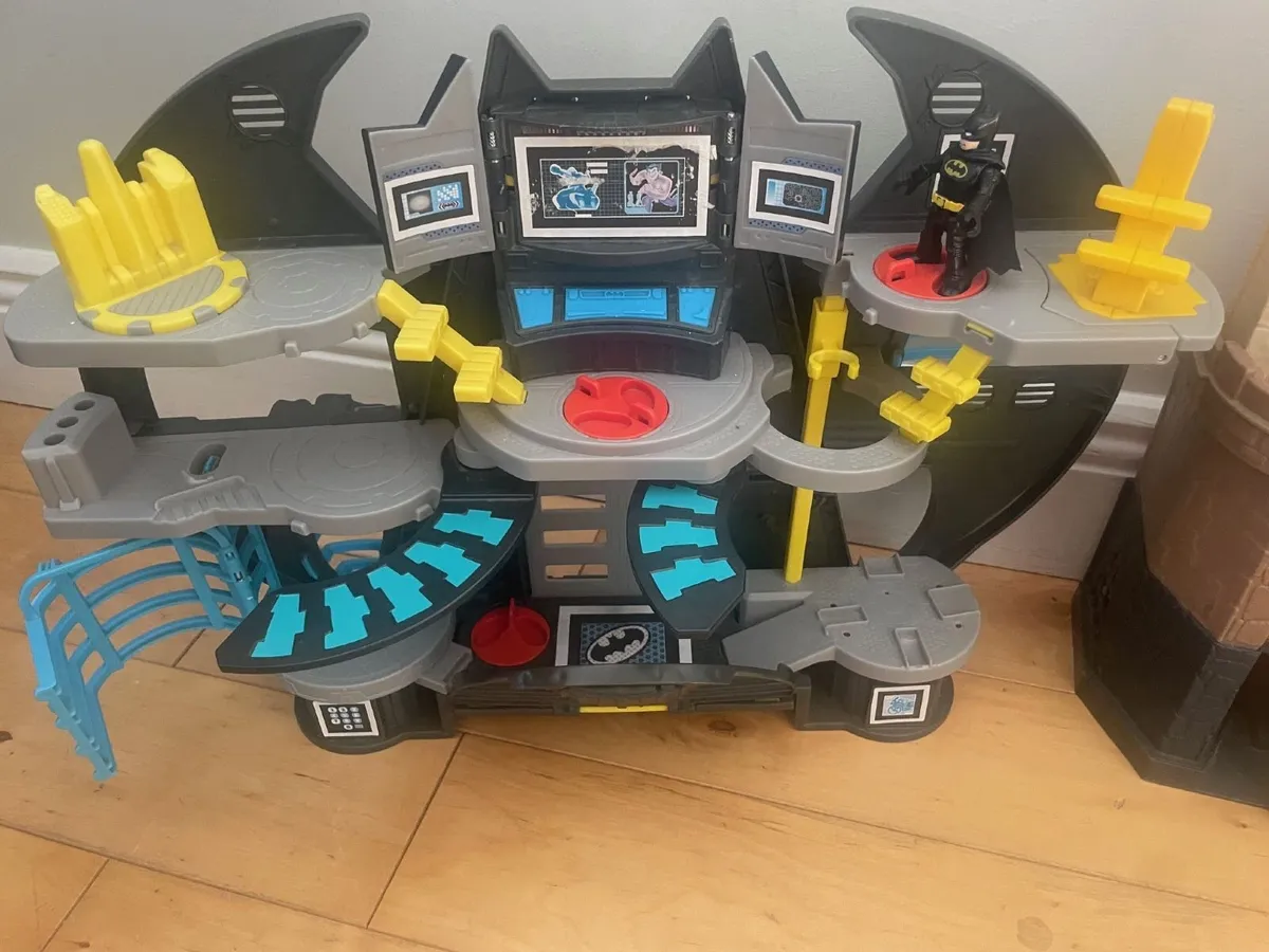 Batman x 2, Castle and Transformer playsets - Image 1