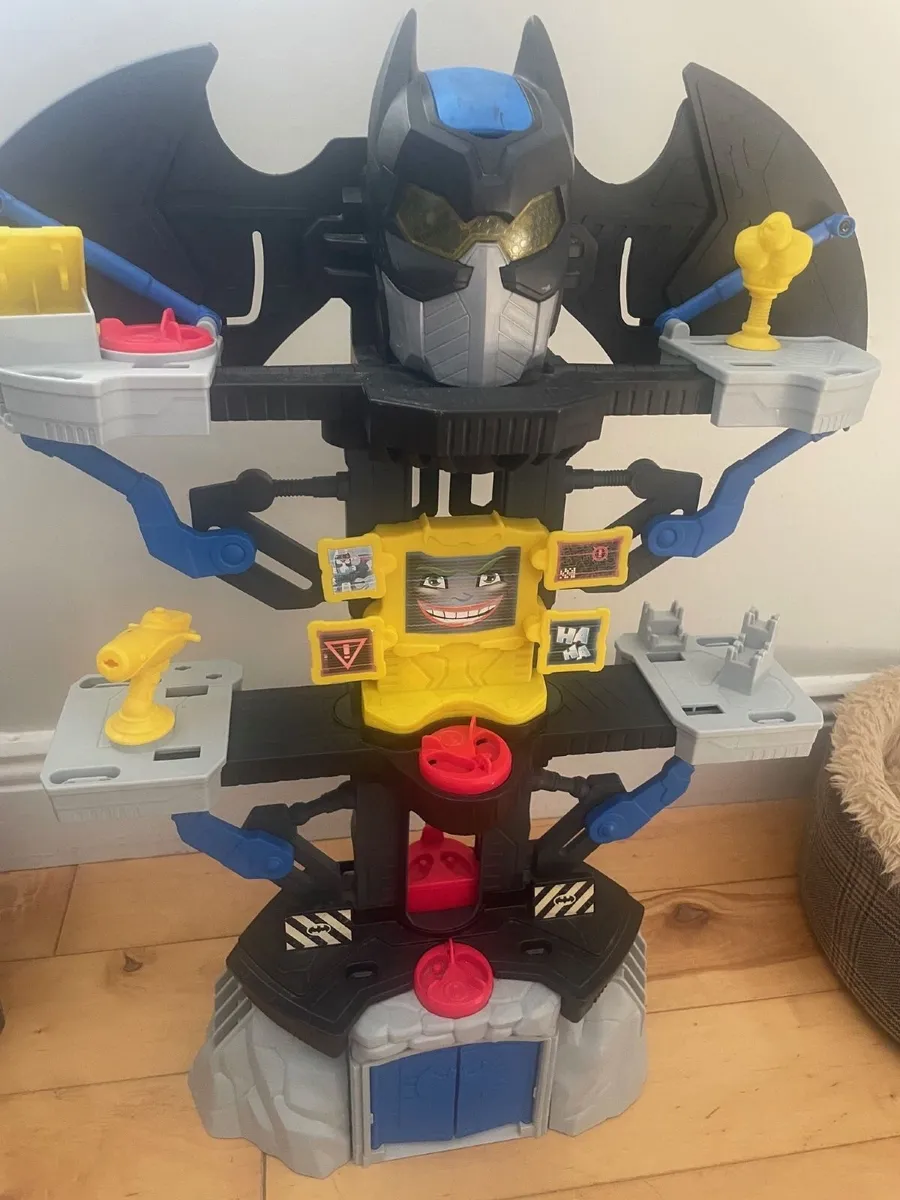 Batman x 2, Castle and Transformer playsets - Image 2