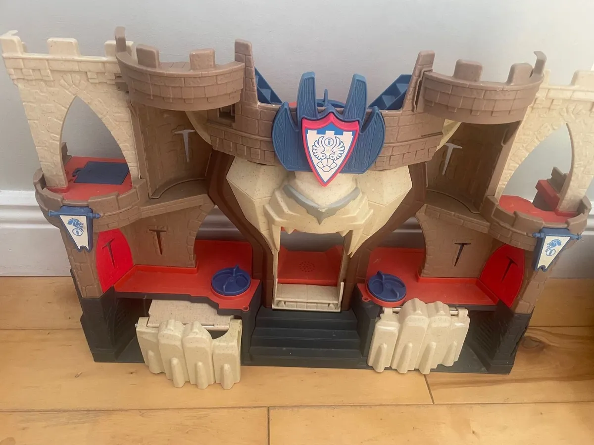 Batman x 2, Castle and Transformer playsets - Image 3