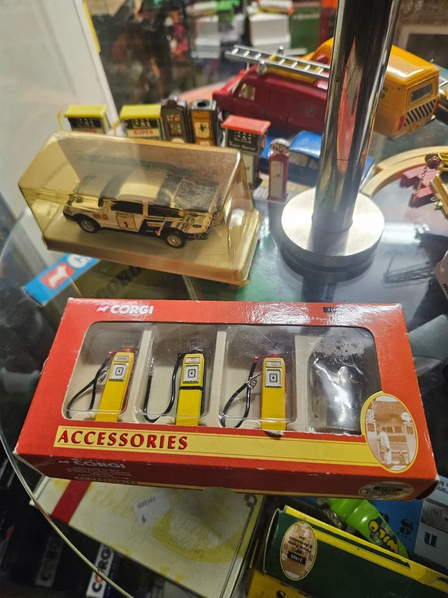 Corgi Petrol Pumps Set - Image 1