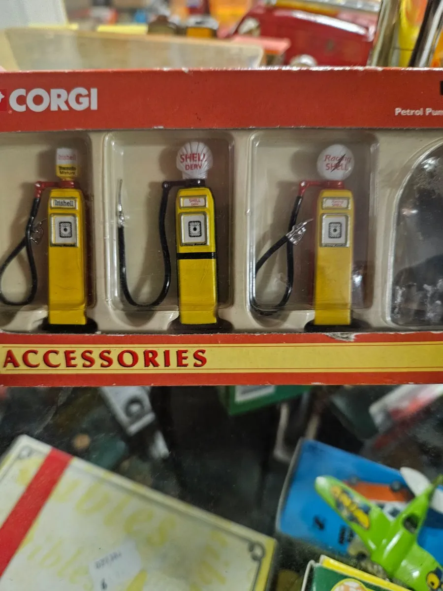 Corgi Petrol Pumps Set - Image 2