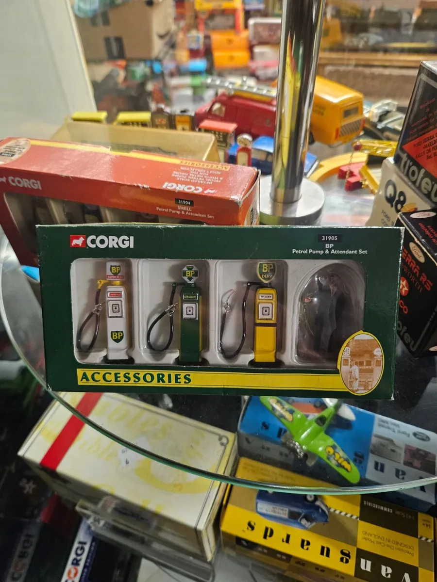 Corgi Petrol Pumps Set - Image 1