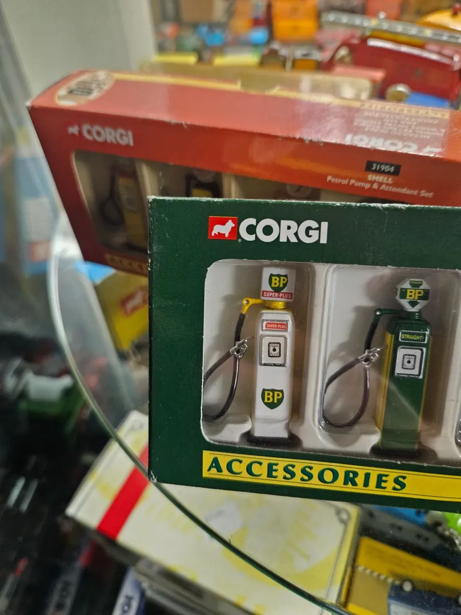 Corgi Petrol Pumps Set - Image 2