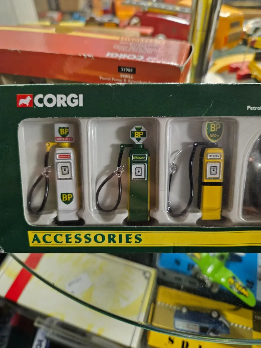 Corgi Petrol Pumps Set - Image 3
