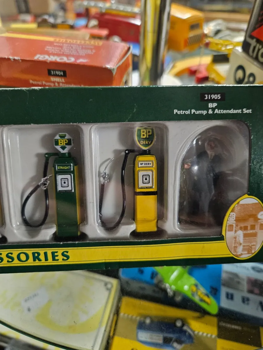 Corgi Petrol Pumps Set - Image 4