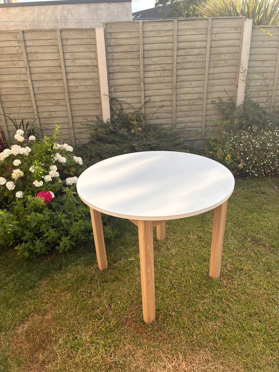 Round table and four chairs - Image 3