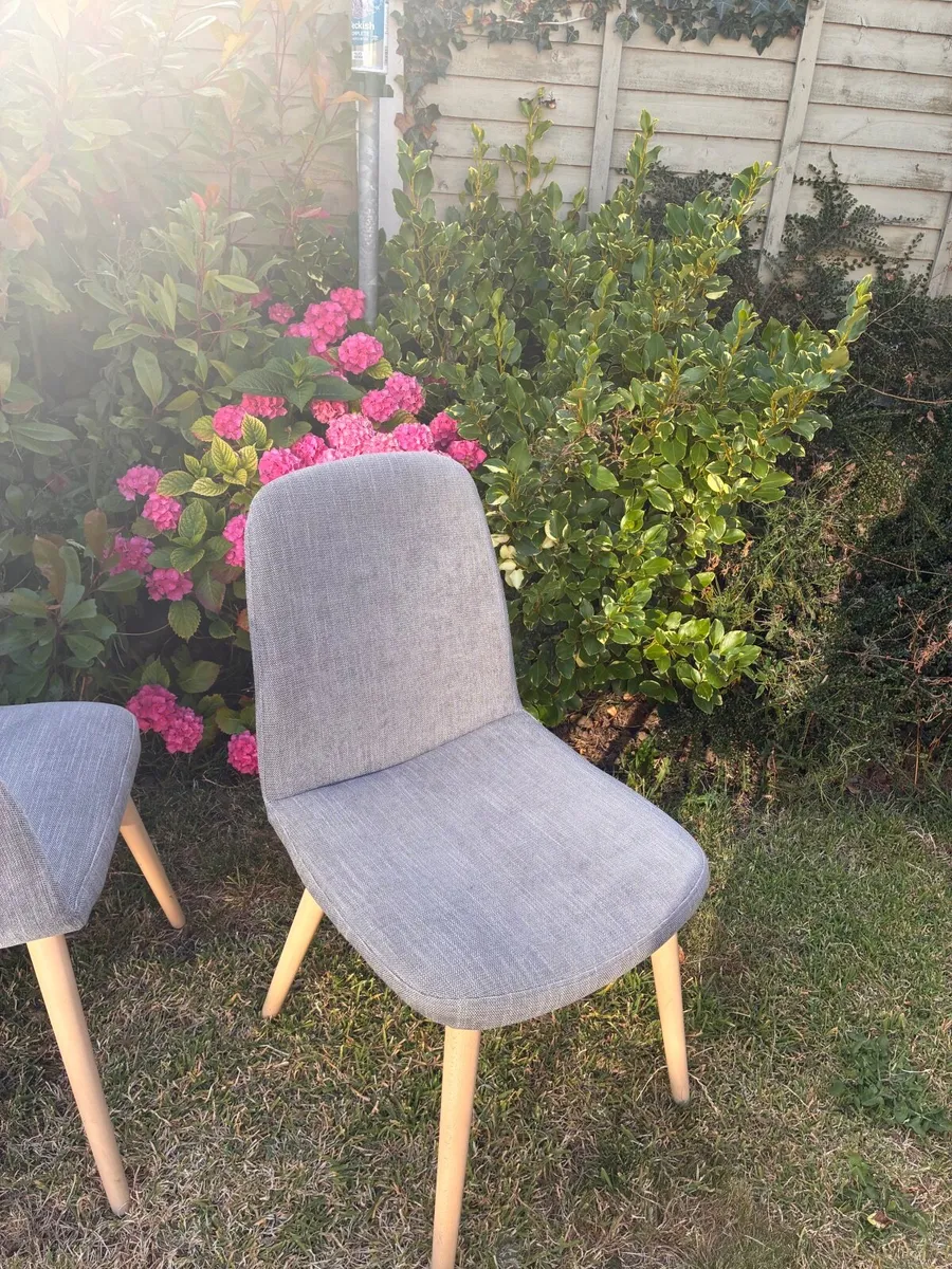 Round table and four chairs - Image 4