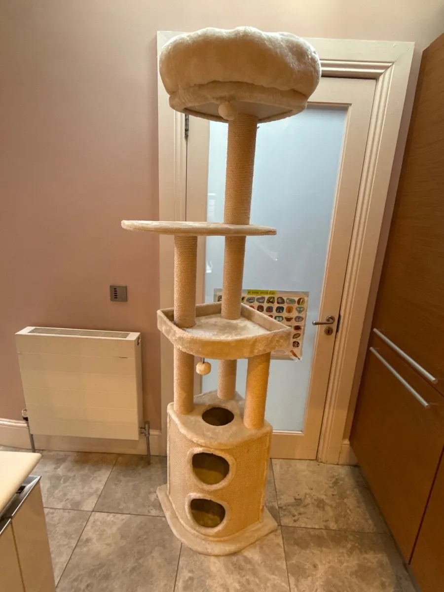Cat scratcher and bed - Image 1