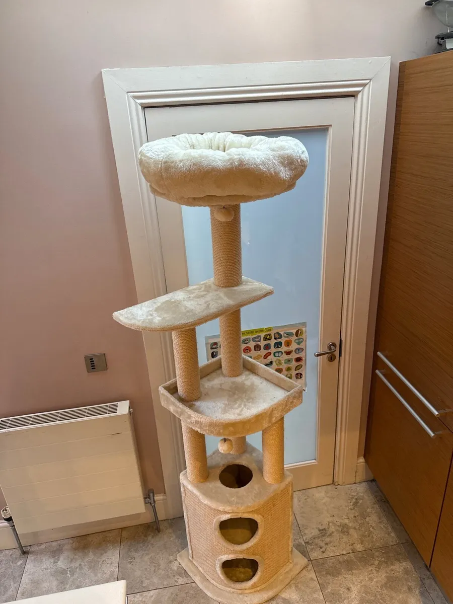 Cat scratcher and bed - Image 2