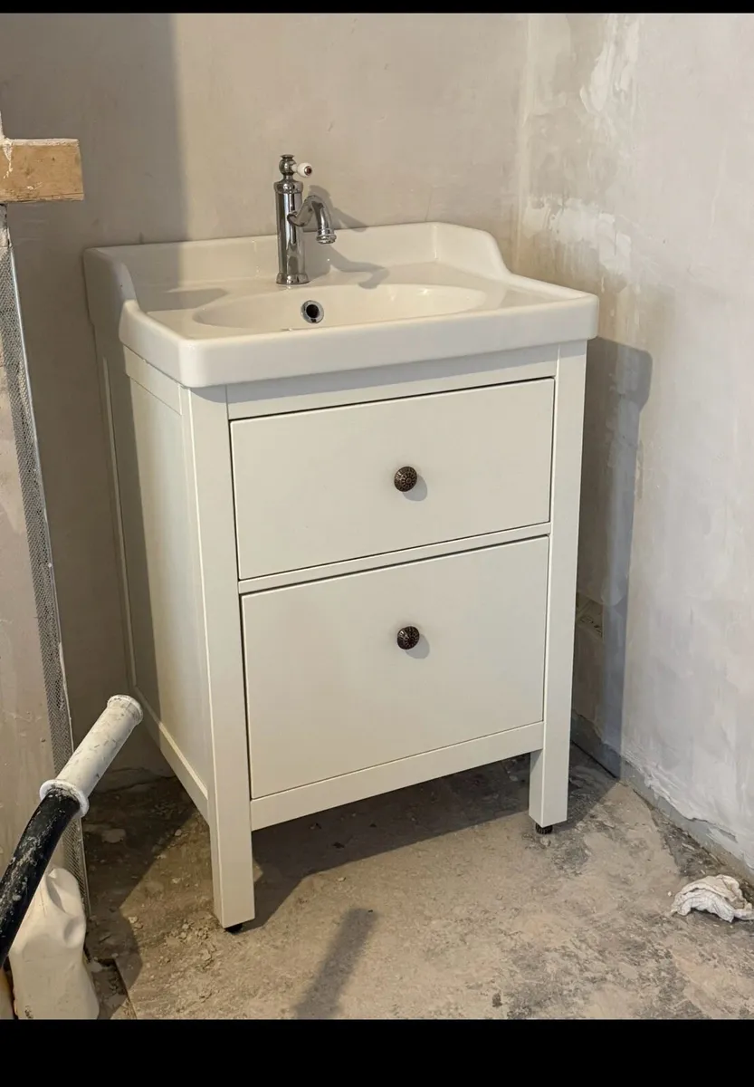 Vanity unit with basin and tap - Image 1