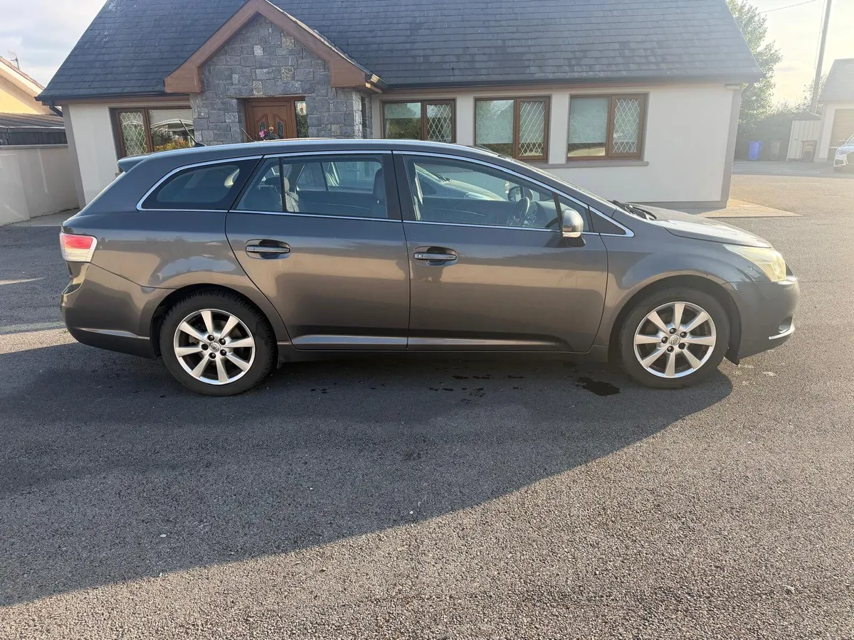 2009 Toyota Avensis - Image 2