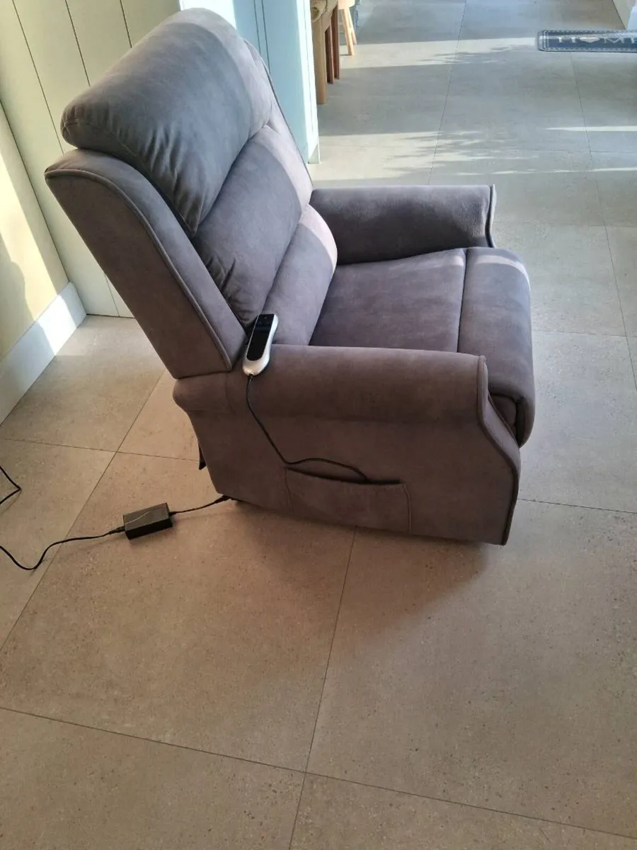 Recliner/Riser - Image 3