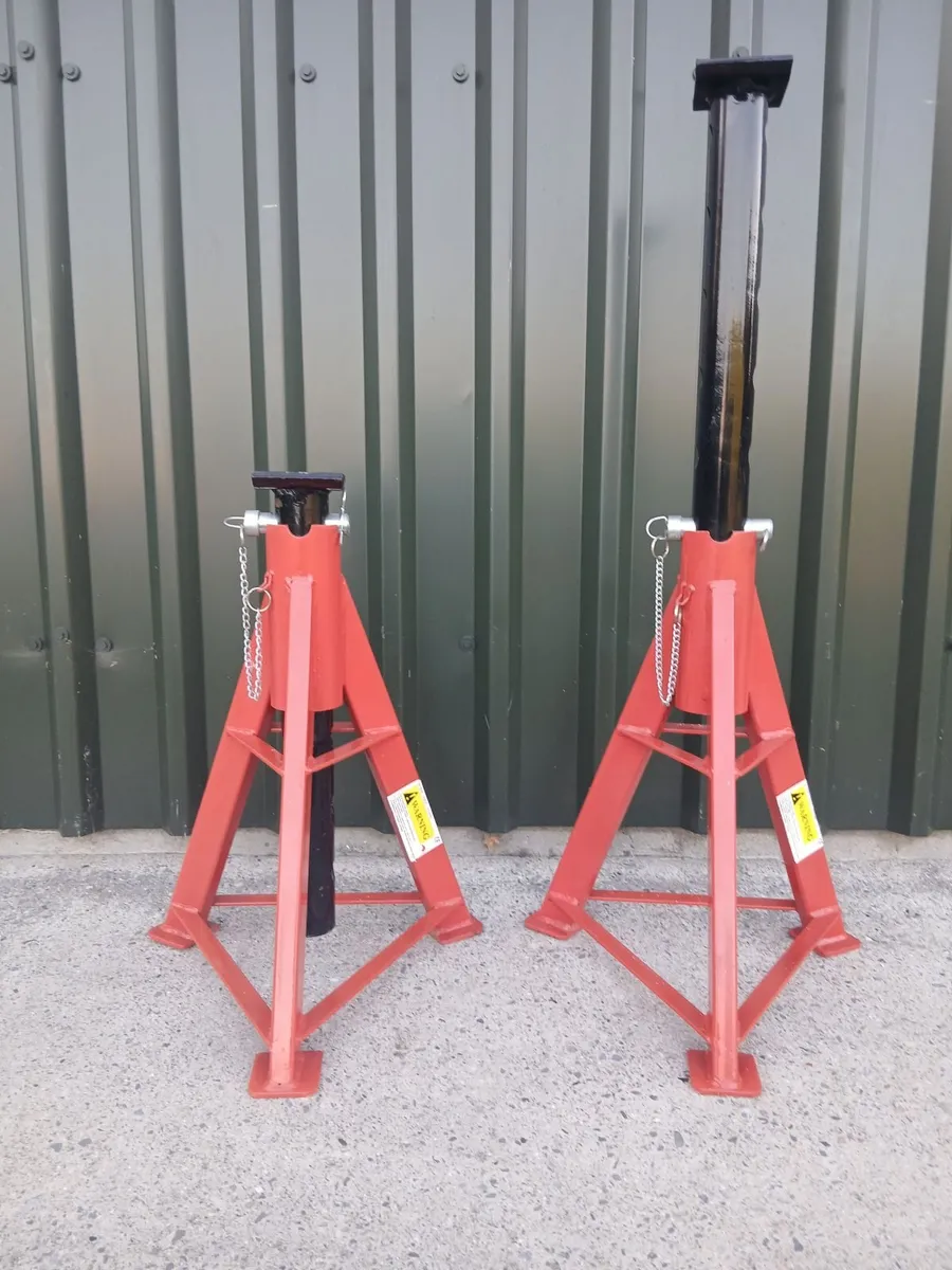 Axel stands - Image 2