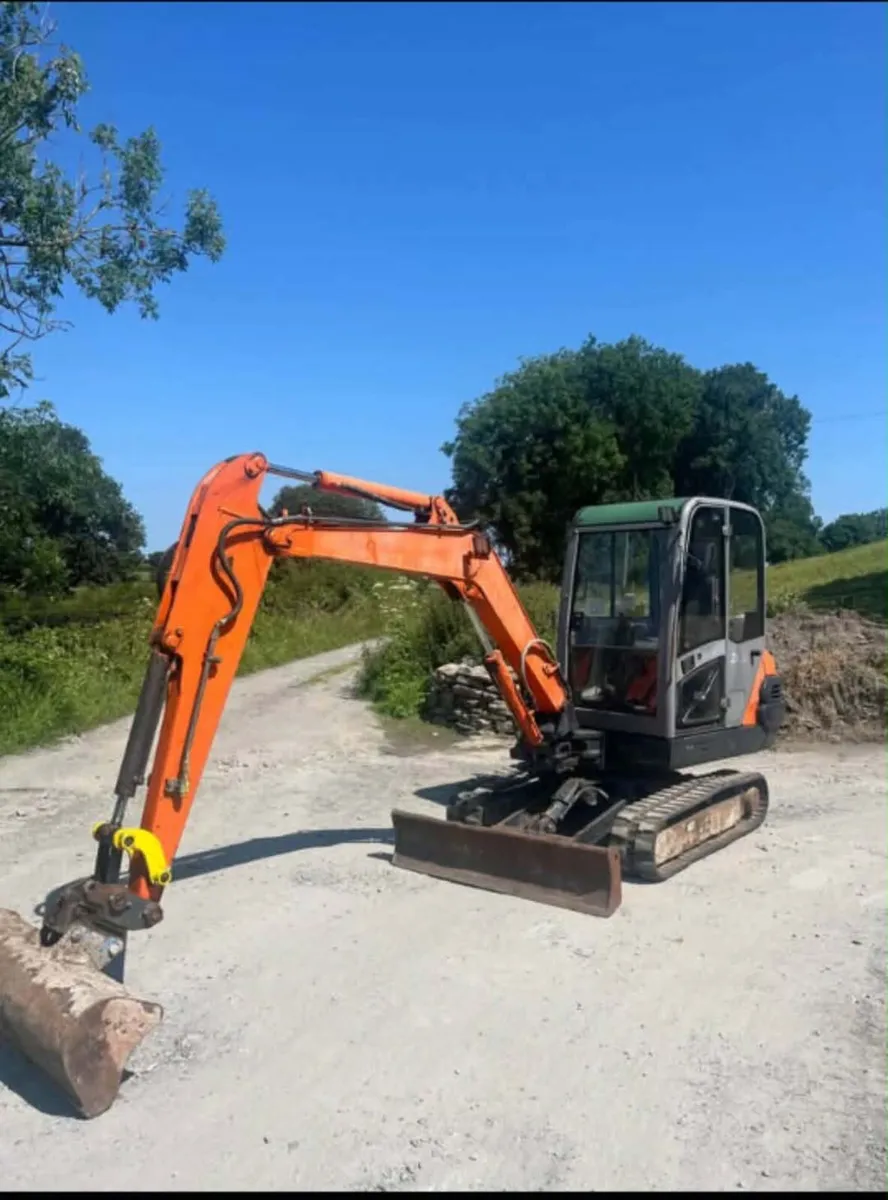 Hitachi zx35 digger - Image 1