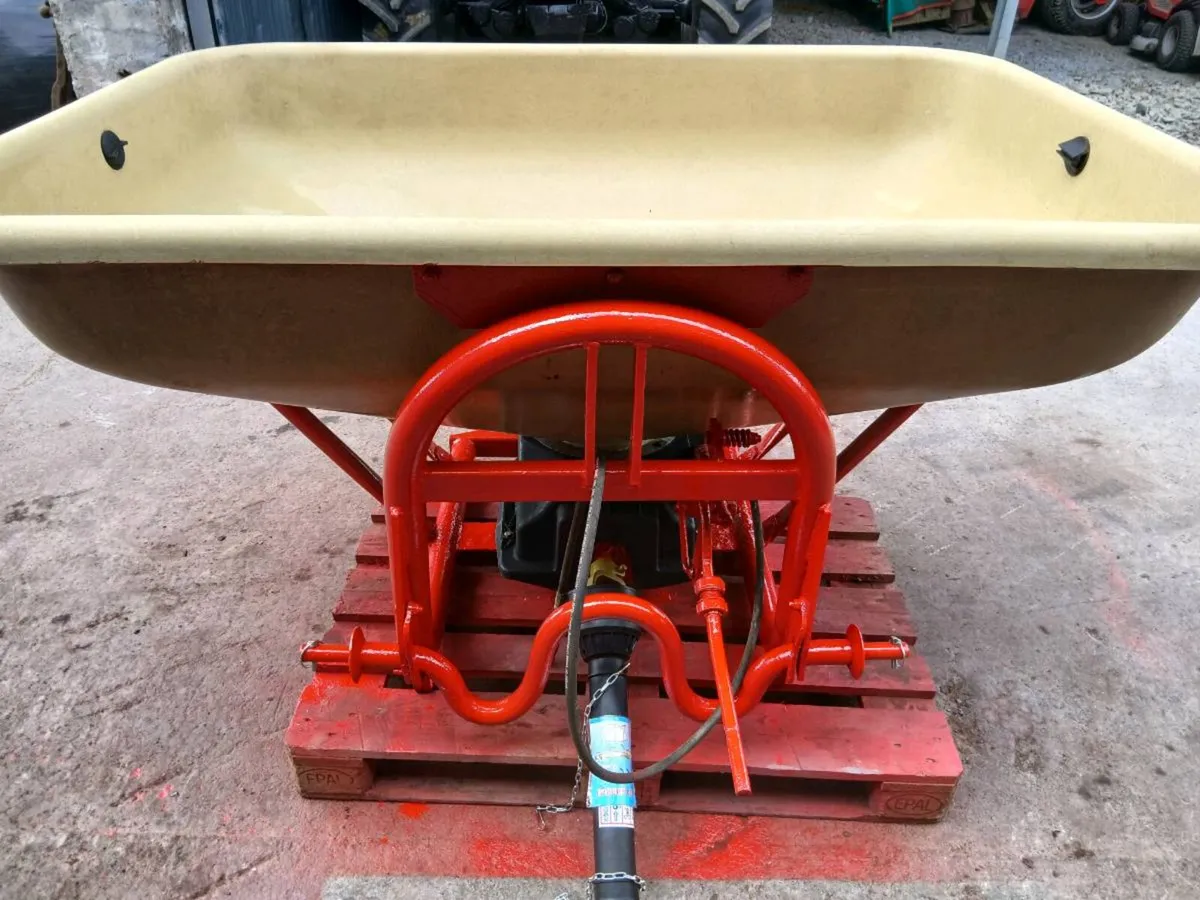 Baby fertiliser spreader - Image 1
