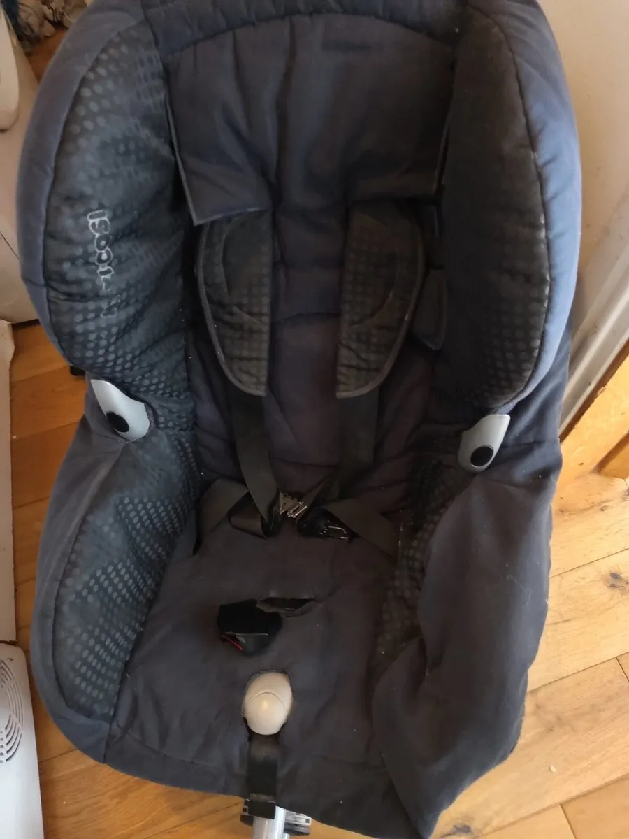 Maxi Cosi car seat with isofix base - Image 1