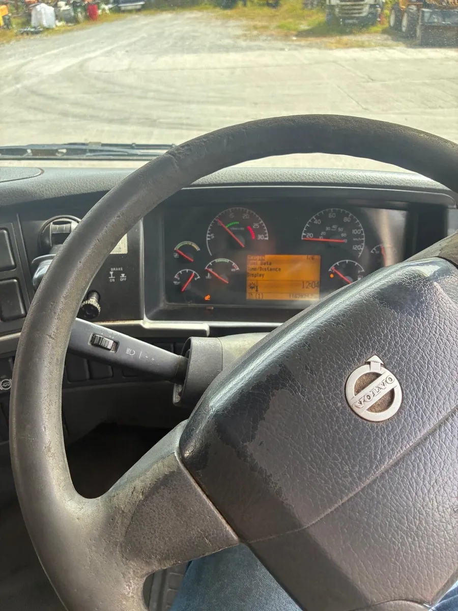 2004 Volvo FH12 - Image 3