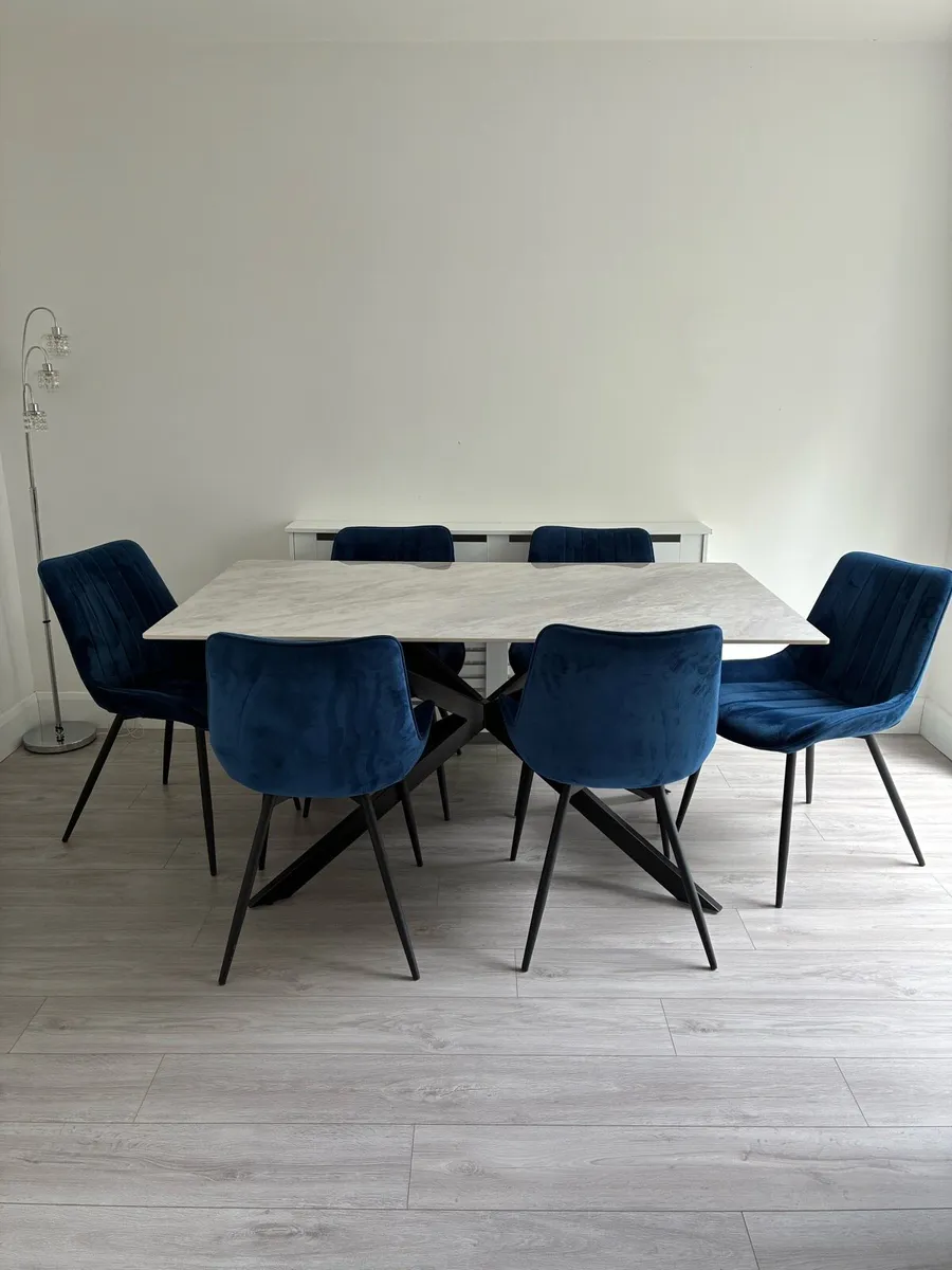 Table and chairs - Image 4
