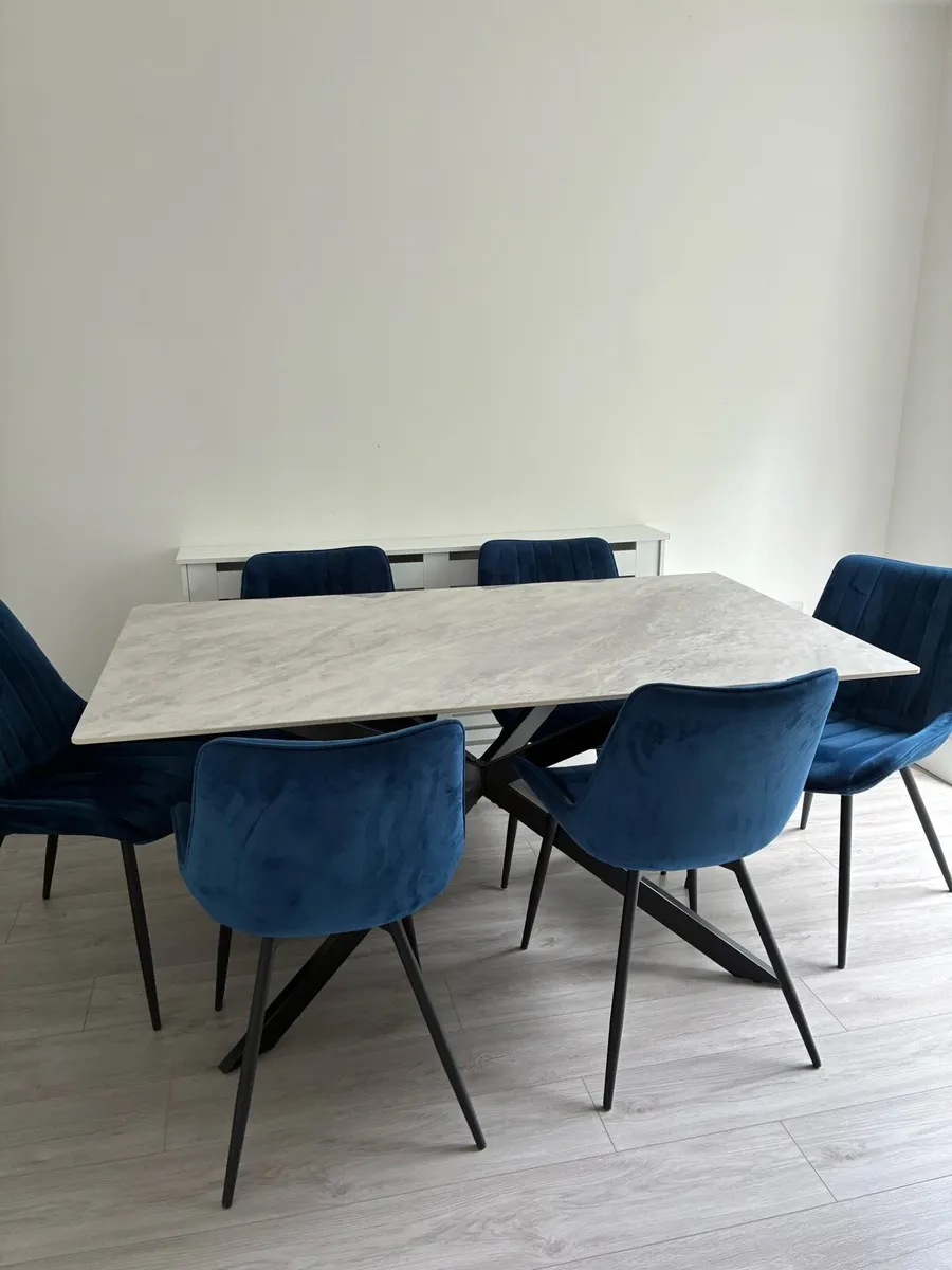 Table and chairs - Image 1