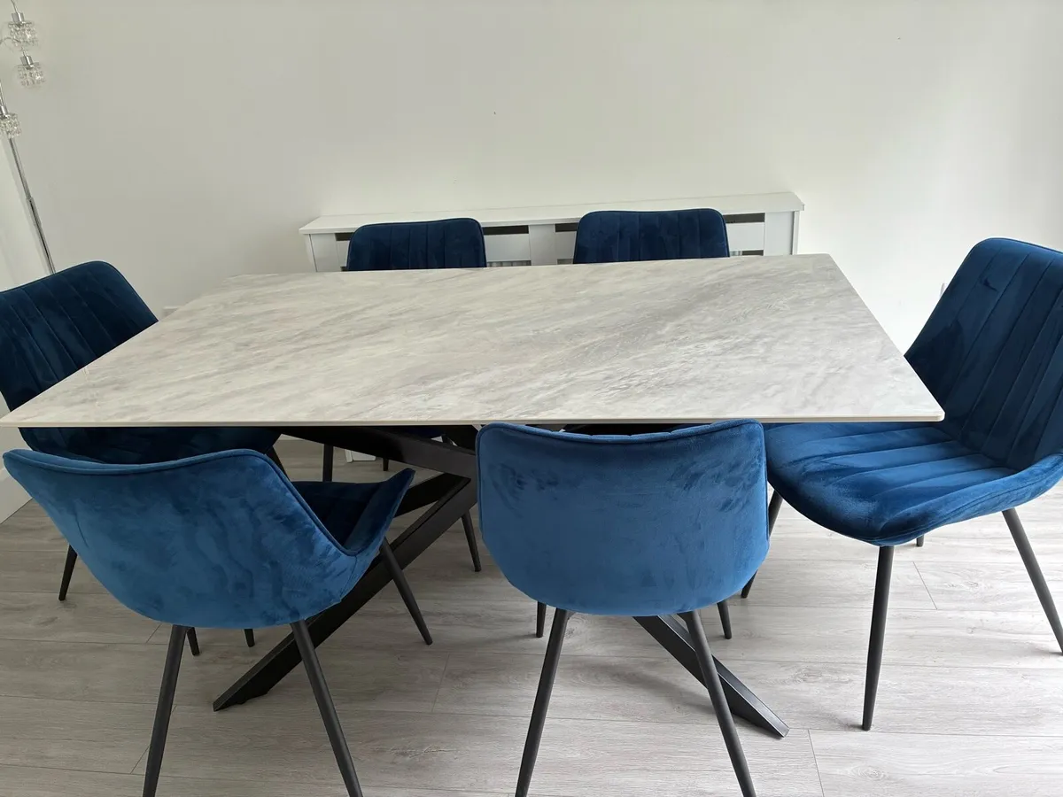 Table and chairs - Image 2